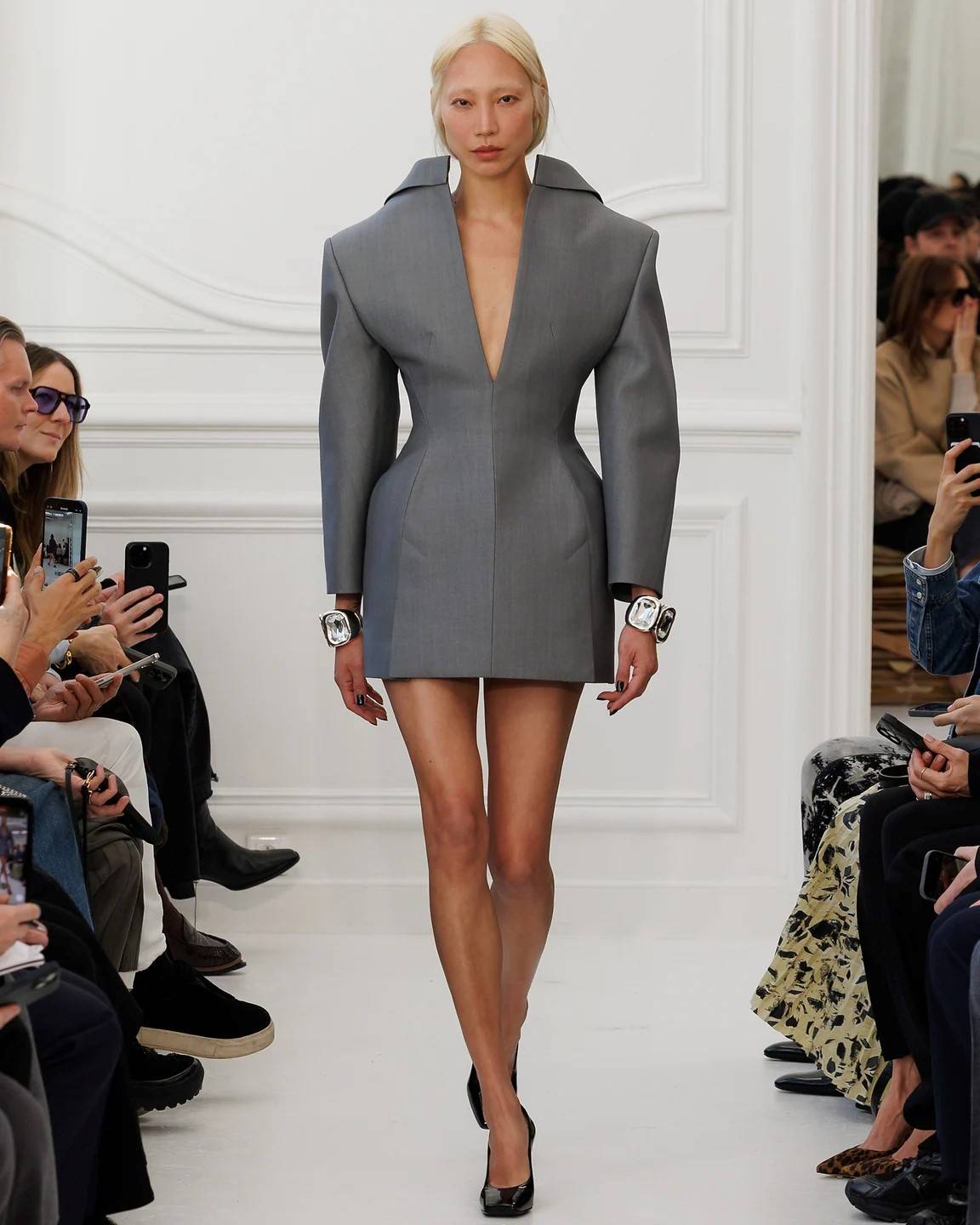 Givenchy. Návrhářka Sarah Burton se inspirovala tvorbou Huberta de Givenchyho a řadu kousků „otočila“