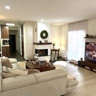 Celý dům je laděný do přírodních tónů ve spojení s bílou