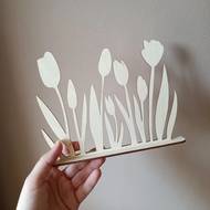 Minimalistickou nadčasovou dekoraci představuje záhon tulipánů vyřezaný z březové překližky v bílé, přírodní nebo mořené variantě, prodává Svět gravíru za 89 Kč