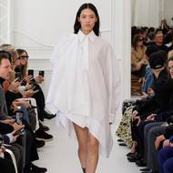 Givenchy. Debutová kolekce Sarah Burton se dočkala aplausu 