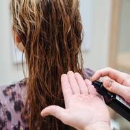 Do vlhkých vlasů po umytí vetřete jednu pumpičku olejíčku