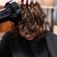 Kadeřnice Dominika Ramsová čtenářce vysvětlila, jak pracovat s difuzérem 