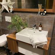 Koupelna je laděná do zemitých tónů v kombinaci s bílou