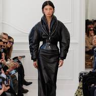 Givenchy. Sarah Burton to se siluetami umí 