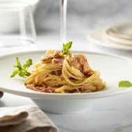 Talíř „kardinálský klobouk“ se používá na jídla, která se nejedí nožem, obvykle se jedná o těstoviny či rizoto