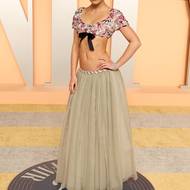 Lily-Rose Depp. Dcera Johnnyho Deppa a Vanessy Paradis vsadila na kombinaci podprsenkového topu a nízko posazené sukně. Model je od její oblíbené značky Chanel