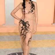 Julia Fox. Mohlo by se zdát, že herečka a bývalá partnerka Kanyeho Westa za šaty moc neutratila, síťovina, doplněná prameny vlasů je ale autorské dílo návrhářky Dilary Findikoglu
