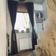 ... a takhle prokouklo po rekonstrukci. Všimněte si vzorů palmových listů na zdi schodiště, to je nápad a vlastnoruční práce majitelky