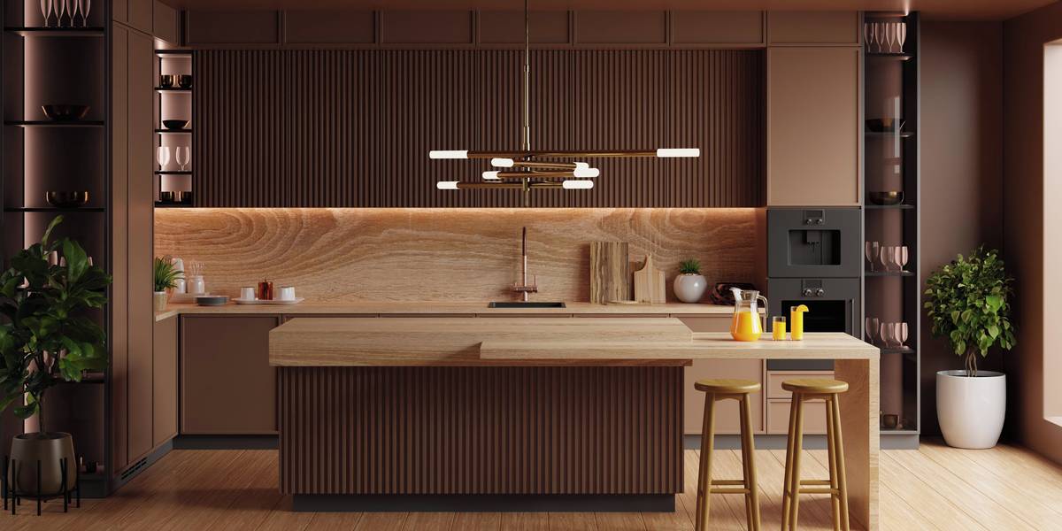 Hřejivé barvy se hodí i do kuchyně: nezevšední ani po letech a vypadají luxusně. A krásně si rozumějí s dřevem