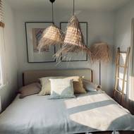 Tyto lustry v ložnici stály u zrodu nápadu na ladění stylu rekonstrukce