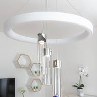 Svítidlo nad konferenčním stolem je tvořeno dvěma modely. Ve skleněných tubusech jsou umělé krystaly, které majitel sám pěstuje