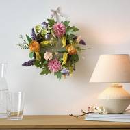 Tento velikonoční věnec si můžete pověsit na zeď jako dekoraci, nebo jej postavit na stůl. Vždy bude vypadat krásně! Průměr včetně květů je cca 30 cm, Tchibo, 399 Kč