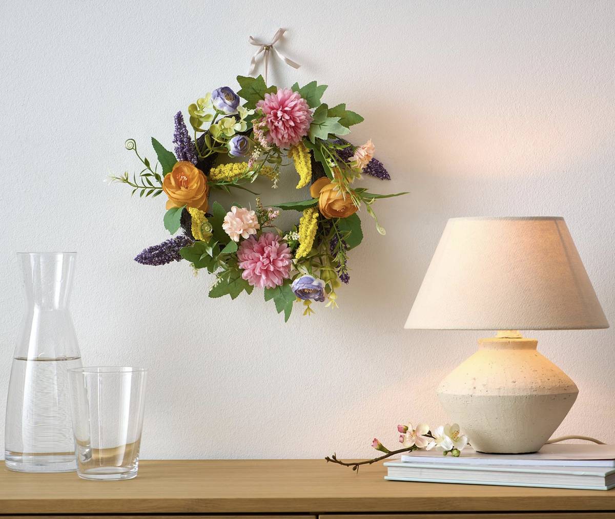 Tento velikonoční věnec si můžete pověsit na zeď jako dekoraci, nebo jej postavit na stůl. Vždy bude vypadat krásně! Průměr včetně květů je cca 30 cm, Tchibo, 399 Kč