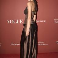 Zezadu model zdobilo korzetové šněrování