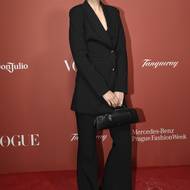 Díky čelence byla slavná modelka Zuzana Stráská téměř k nepoznání! Na zahajovací večer fashion weeku vyrazila v černém obleku, který vynikal díky zvonovým kalhotám a prodlouženému saku. Čím jednodušší, tím lepší, napsala ke svému příspěvku na sítích