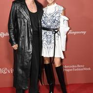 Skvěle oblečenou Andreu Bezděkovou (šaty jsou od Moniky Drápalové) doprovázel její partner Sebastian Navrátil 