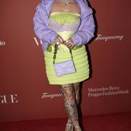 Zpěvačka Sharlota je známá svou slabostí pro extravaganci. Víc je víc!