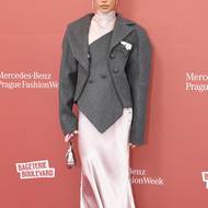 Dominique Alagia v saku a topu designérky Lindy Minarčíkové 