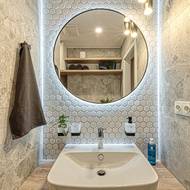 Motiv dřeva, betonu a černé detaily se opakují i zde