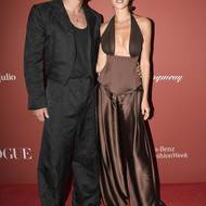 Dorazila i se svým přítelem, zpěvákem Sebastianem