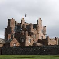 Hrad Mey v hrabství Caithness na severním pobřeží Skotska v roce 1952 koupila a rekonstruovala Karlova babička Alžběta, královna matka. Dnes ho spravuje nadace Prince's Foundation a Karel III. s Camillou sem obvykle jezdí na několik dní na přelomu července a srpna