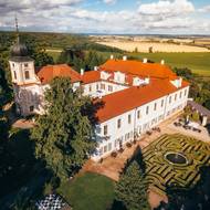 Tematické prohlídky, malování vajíček i unikátní labyrinty si užijete na zámku Loučeň