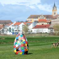 Na velikonoční stezce za obřími kraslicemi v Hluboké nad Vltavou si užijete spoustu zábavy