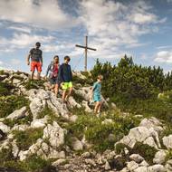 Výlet na vrcholek hory Steinplatte (1869 m) patří k výrazným turistickým zážitkům.