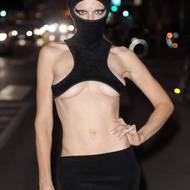 Julia Fox „inkognito“ na pařížském fashion weeku v roce 2022. Ráda dává na odiv svoje krásně ploché a vypracované břicho…