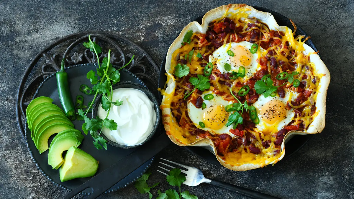 Zapečená vejce po mexicku, pánev plná řízných chutí -image