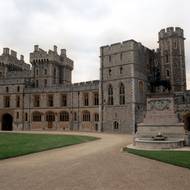 Hrad Windsor. Oficiální královská venkovská rezidence leží nedaleko Londýna a její původ sahá do 11. století. Panovníci ji využívají už od vlády Jindřicha I. ve 12. století, a je tak nejdéle obývaným palácem v Evropě