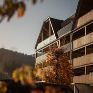 Na okraji Fieberbrunnu, uprostřed přírody, stojí moderní hotel ADEA. Dá se z něj vyrážet na příjemné procházky a výlety po okolí.