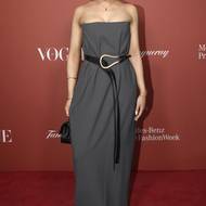 Influencerka Bé Hà Nguyen předvedla šedé maxišaty s holými rameny a zajímavý pásek