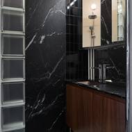 Koupelna stylově navazuje na ostatní části interiéru