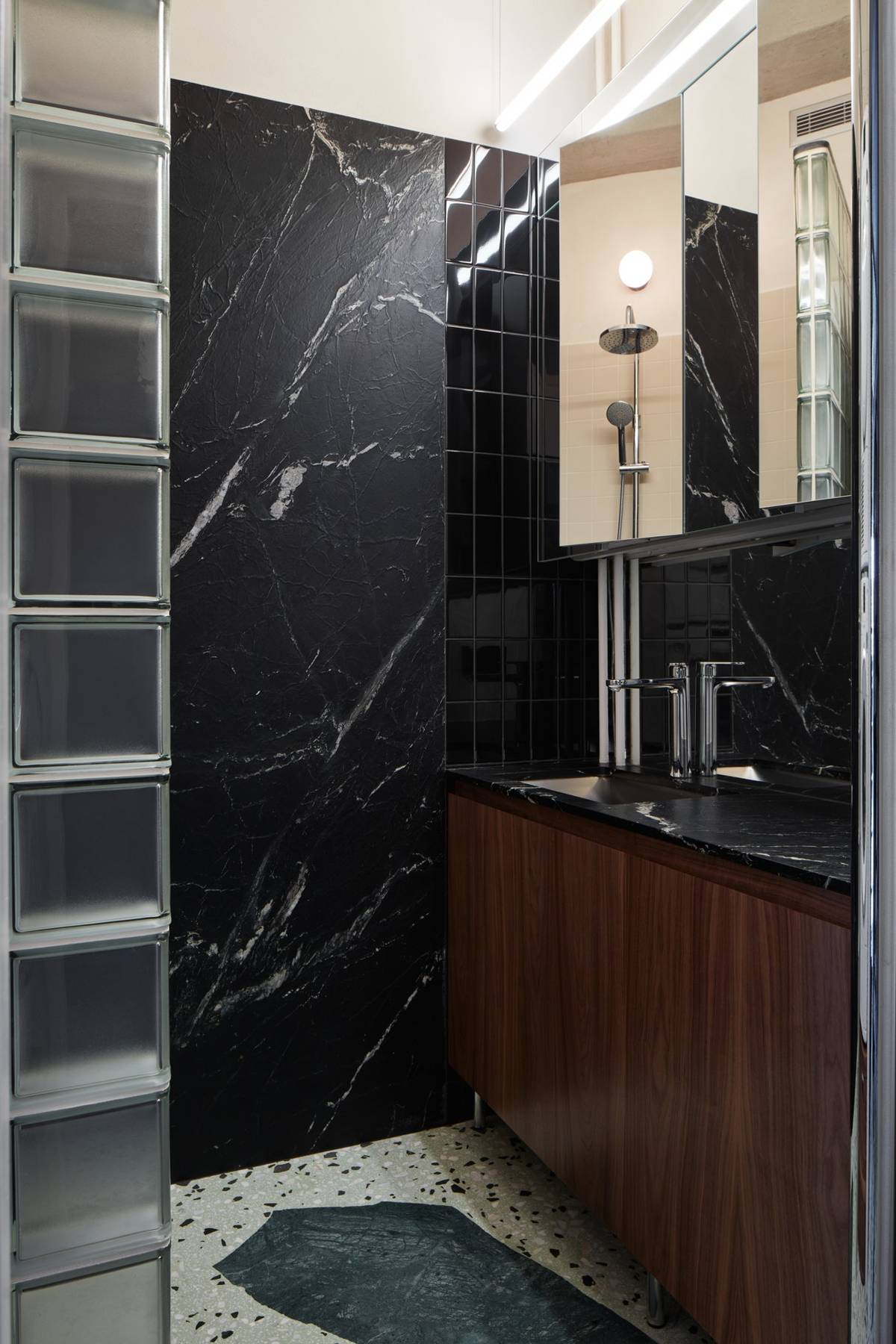 Koupelna stylově navazuje na ostatní části interiéru