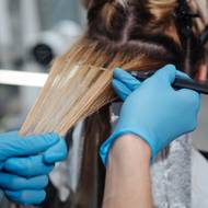 Kadeřník využil melírování i balayage