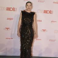 Návrhářka Jana Horejšová (která oblékala Ewu Farnou na stage) zvolila třpytivé šaty až na zem