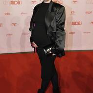 Dorazila také těhotná Hanka Třeštíková, kterou oblékl Michael Kováčik