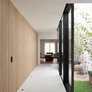 Venku zařídili posezení, zároveň tak dostali do interiéru více denního světla