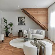 Pohovky jsou uspořádány tak, aby byl interiér vizuálně v rovnováze