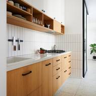 Zádveří je odděleno skleněnými posuvnými dveřmi