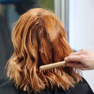 Pro ležérnější dojem vlny lehce rozčesal 