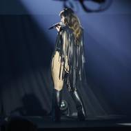 Ewa Farna při vystoupení s Annet X - na sobě má outfit na míru od Jany Horejšové