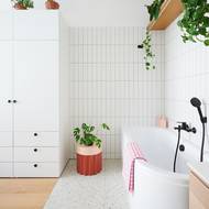 Kolem vany je dlažba a i zde je dostatek místa pro majitelčiny kytky