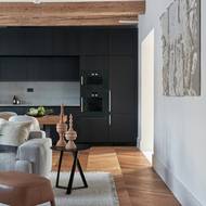 Prim hraje dřevo v zemitých tónech