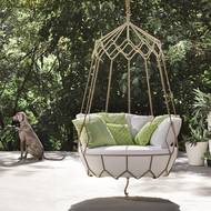Krásná a velmi luxusní je závěsná houpačka Swing Sofa Gravity 9881 Roberti z kovu a 100% polyesteru, prodává Cult Design od 241 535 Kč 