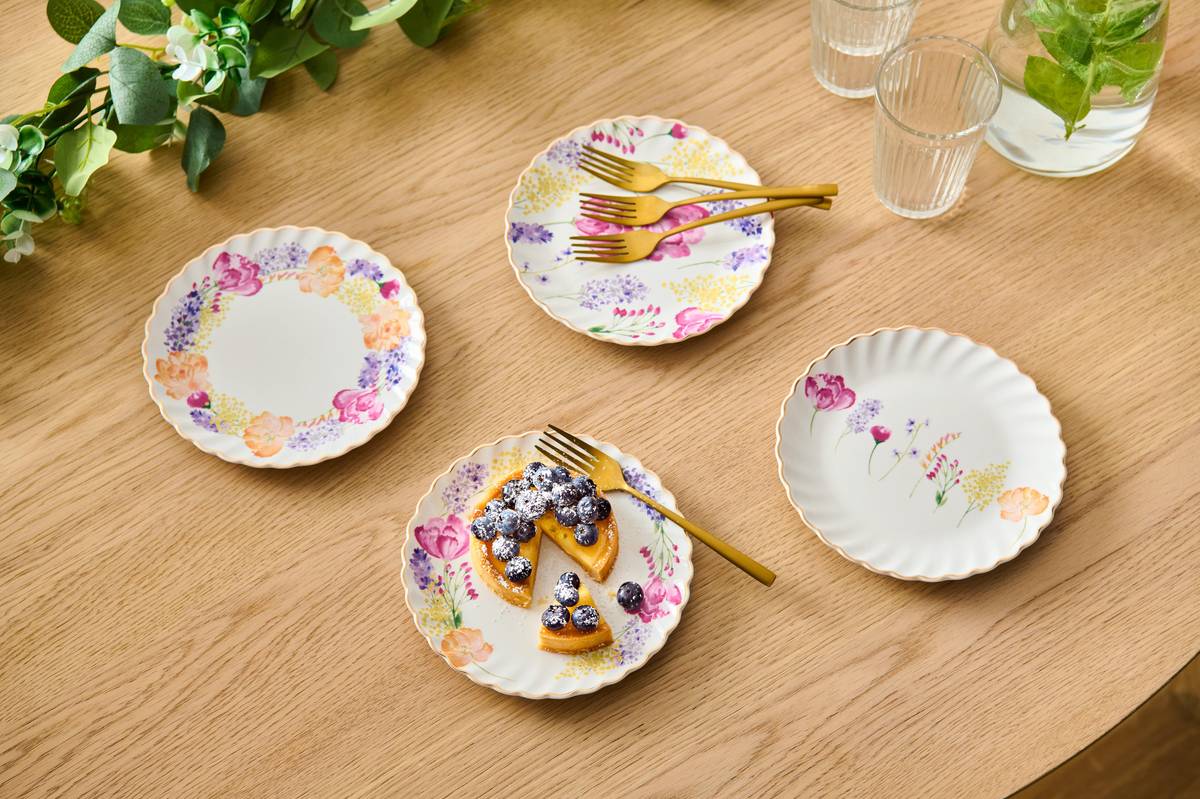 Porcelánové nádobí je vždy elegantní. Dezertní talířky s pestrými květinovými motivy zdobí jarní dekor i zlatý okraj. Prodává Tchibo, 699 Kč (4 kusy)