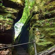 Dnes jsou rynartičtí skřítci již trochu zarostlí v mechu, ale na kouzlu jim to neubírá.