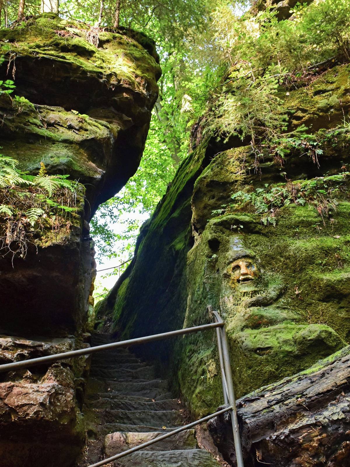 Dnes jsou rynartičtí skřítci již trochu zarostlí v mechu, ale na kouzlu jim to neubírá.