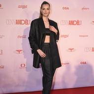 Topmodelka Denisa Dvořáková obléká outfity od Lukáše Macháčka  pravidelně a ani tentokrát tomu nebylo jinak. Šperky Roberto Coin výsledný look dokonale podtrhly